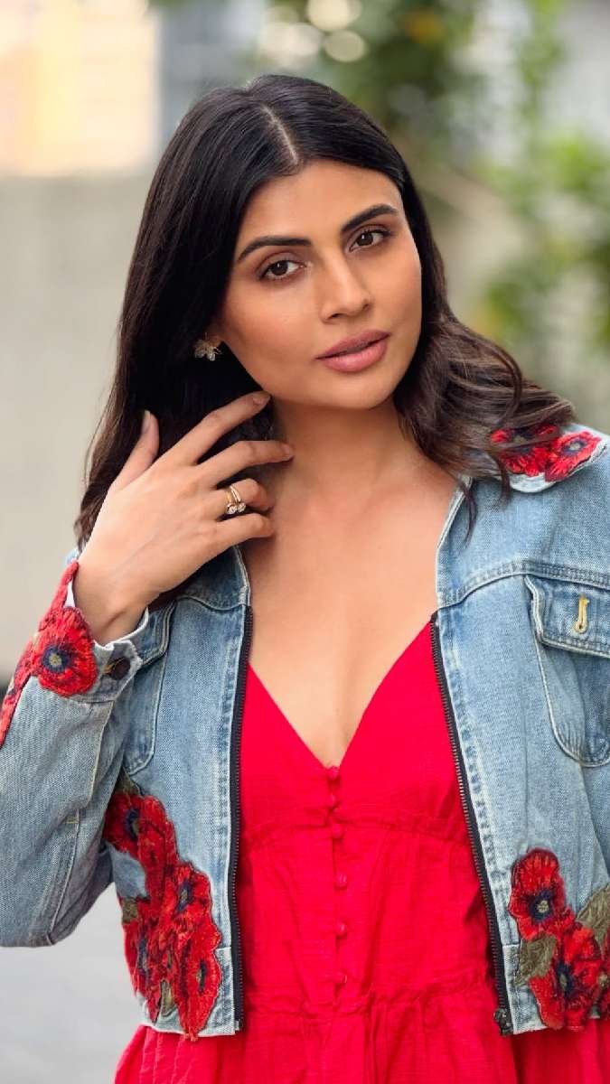 Malti Chahar की बिकिनी फोटोज ने बढ़ाया इंटरनेट का तापमान, वाटरफॉल के नीचे खड़े होकर दिए ऐसे पोज़ 12 Malti Chahar 1