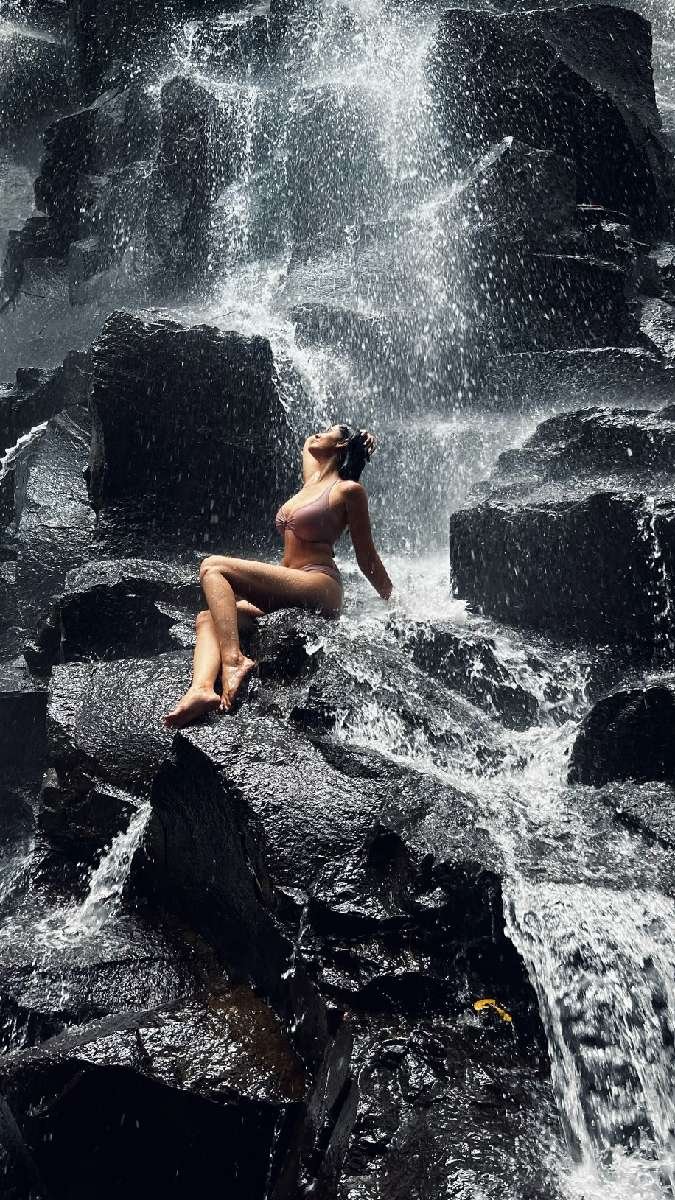 Malti Chahar की बिकिनी फोटोज ने बढ़ाया इंटरनेट का तापमान, वाटरफॉल के नीचे खड़े होकर दिए ऐसे पोज़ 11 Malti Chahar