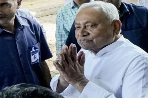 Nitish Kumar Resigns: बिहार में एक युग का समापन! ‘अब नई सरकार के पास सरकार की कमान’