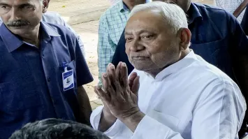Nitish Kumar Resigns: बिहार में एक युग का समापन! ‘अब नई सरकार के पास सरकार की कमान’